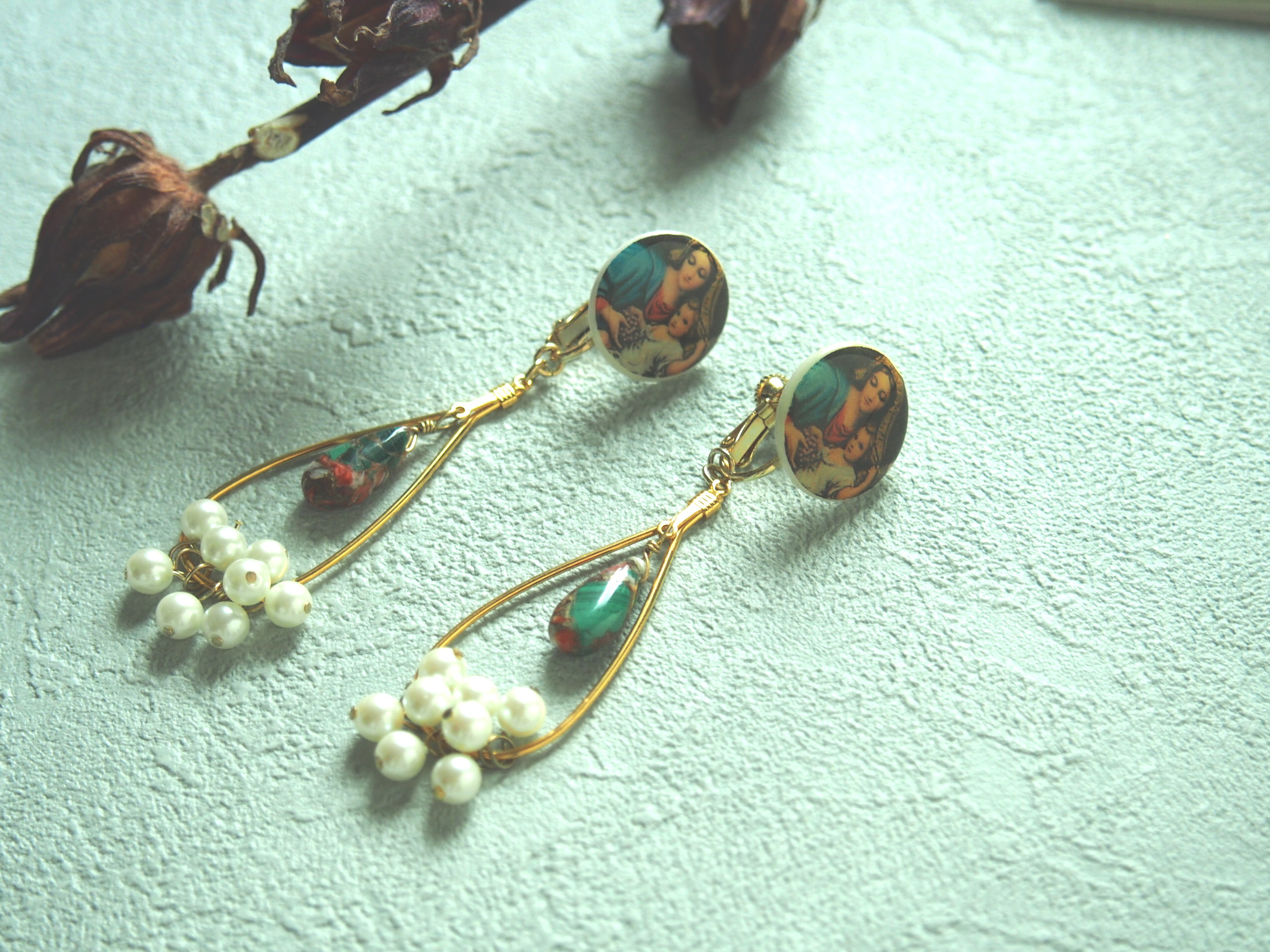 天然石と聖母マリアのヴィンテージカボションのイヤリング（ピアス） 4,968円