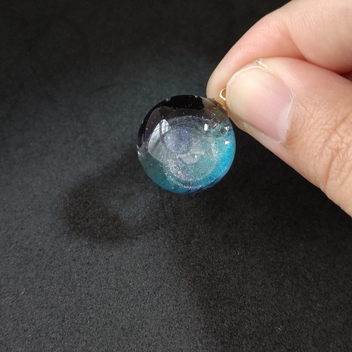 エメラルドの光を集めて。蓄光宇宙レジンネックレス エメラルド色の光を集めて。 オルゴナイト宇宙蓄光レジンネックレス