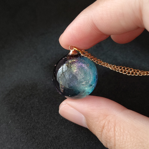 エメラルドグリーンの輝く宇宙玉レジンの球体ネックレス ネックレス