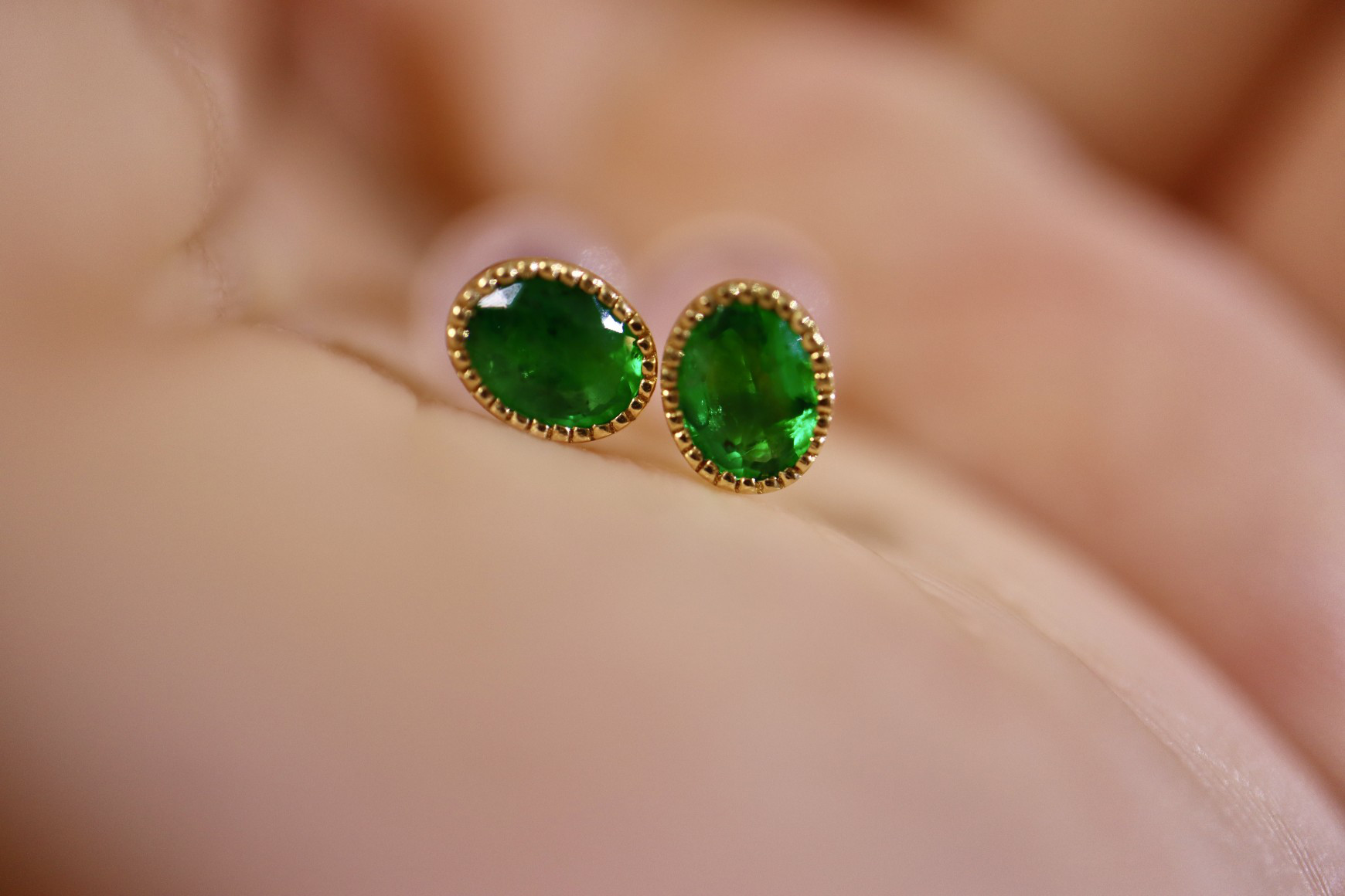 特価: エメラルドミニサイズピアスk18 ピアス（スタッド・一粒