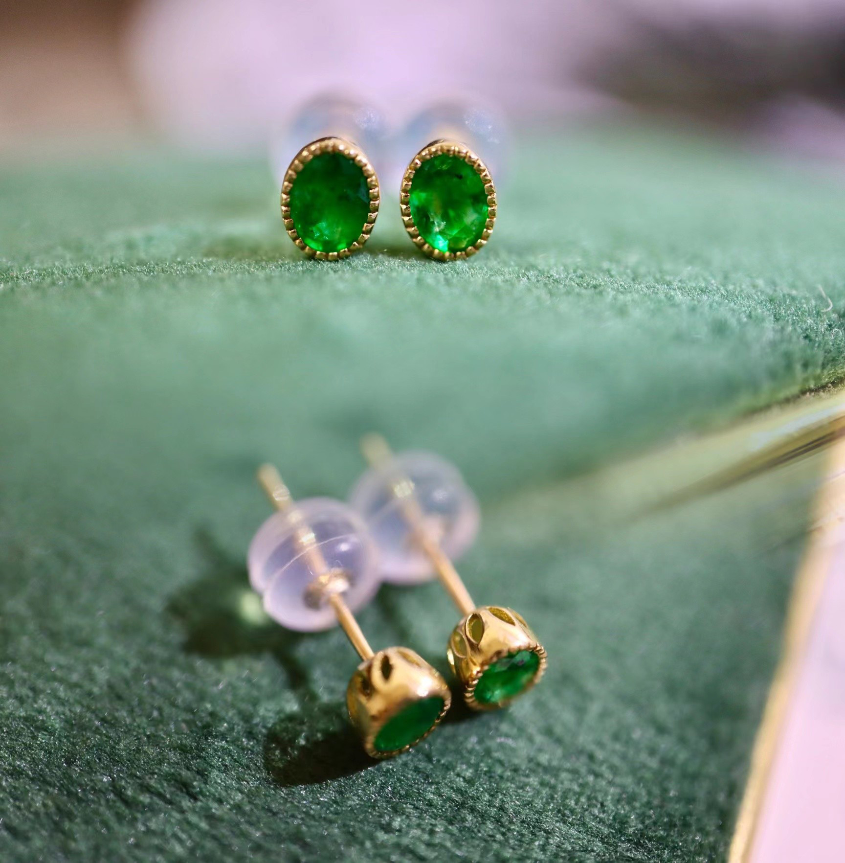 特価: エメラルドミニサイズピアスk18 ピアス（スタッド・一粒