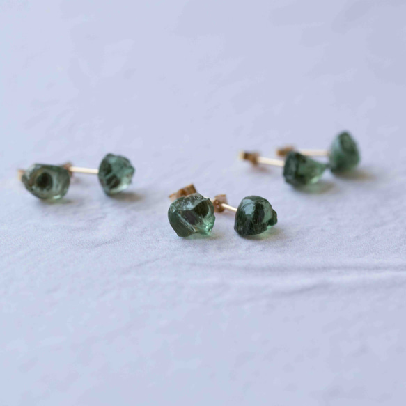 玄関先迄納品 グリーンアパタイト 原石ピアス アレルギー対応 イヤリング / アクセサリー