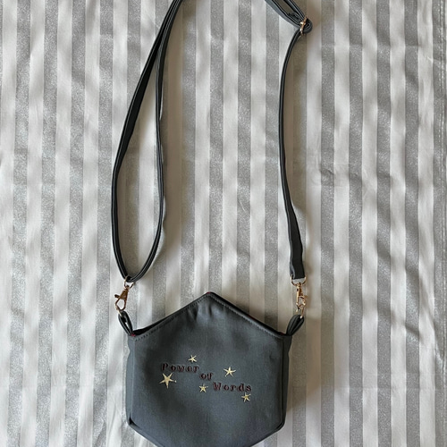 六角形の刺繍ショルダーバッグ ショルダーバッグ Power of Words 六角形の刺繍ショルダーバッグ ショルダーバッグ Power of Words
