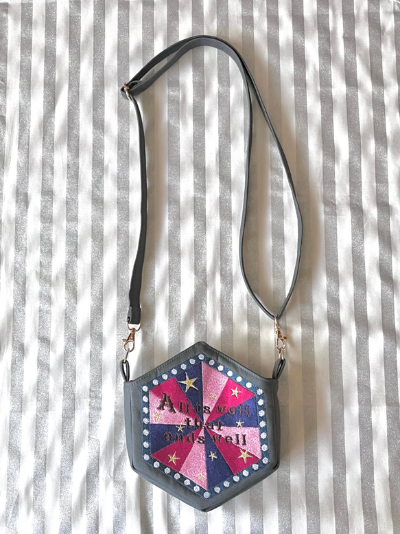 六角形の刺繍ショルダーバッグ ショルダーバッグ Power of Words
