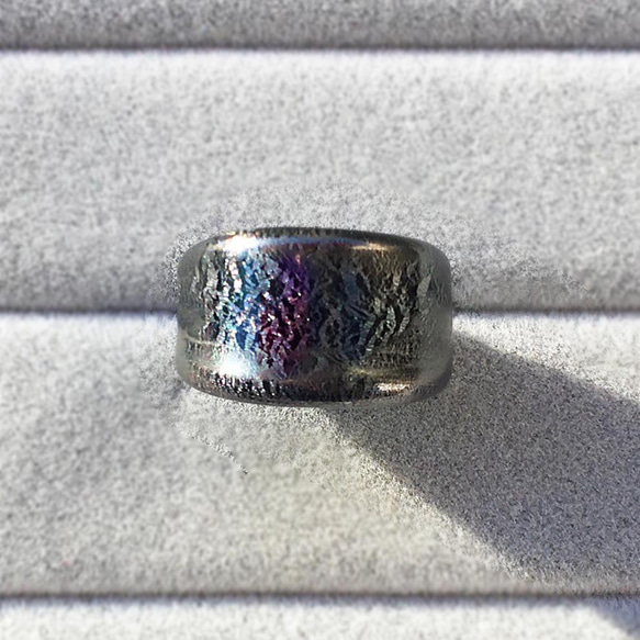 メタリック ブラック　黒　オニキスのような漆黒×金属皮膜のリング　ガラスの指輪　 3枚目の画像