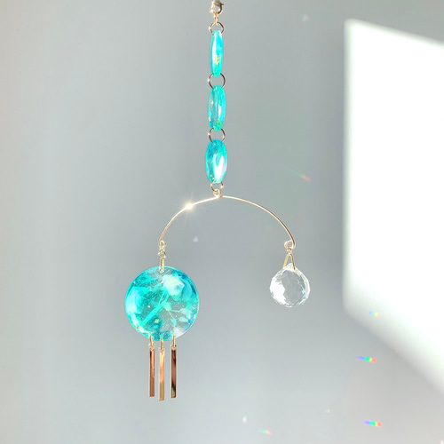 虹色レジンとクリスタルボールのサンキャッチャー-twinkling blue