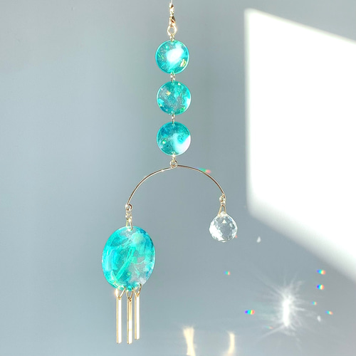 虹色レジンとクリスタルボールのサンキャッチャー-twinkling blue