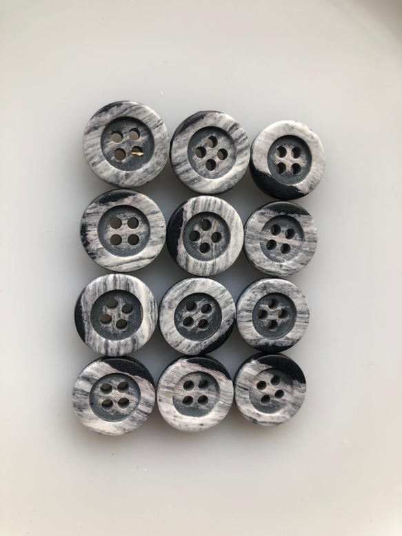 アンティーク ボタン 12個　ビンテージ 昭和 レトロ 個性的 ハンドメイド素材 日本製 ポップ アクセ マーブル　白 3枚目の画像