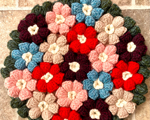毛糸の円座ざぶとん◇ふんわり座布団お花モチーフ、赤紫ミックス