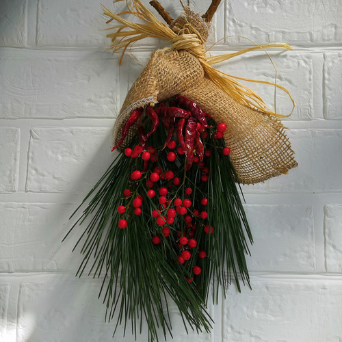 寿松と南天と赤唐辛子』ミニスワッグ 正月飾り 天然素材 ドライ