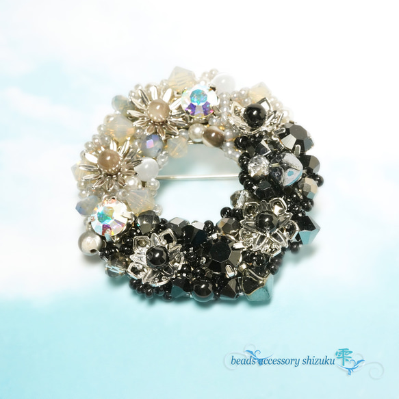 リースのブローチ 布花 金木犀リースブローチ ブローチ ao. 通販 10357479｜Creema