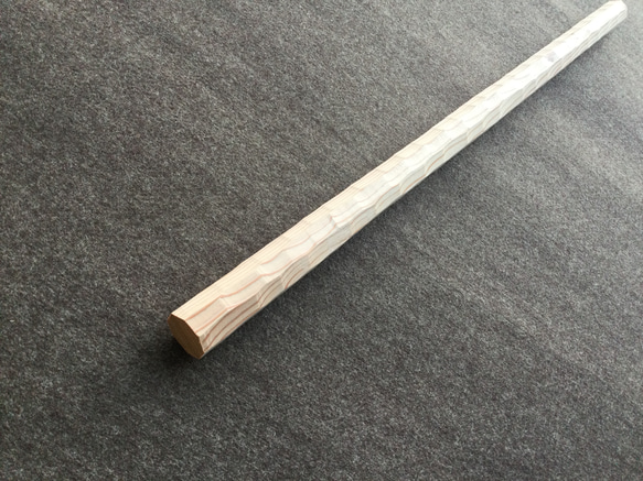 杉の木　ちょうなはつり仕上げ　八角形の手摺り　径38mm 長さ　100cm (長さは160cmまでオプションで変更可能) 