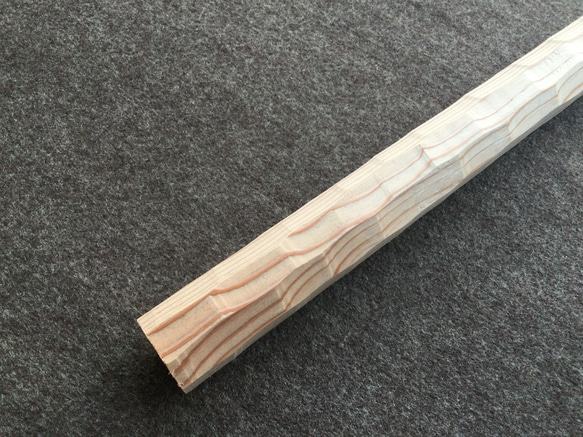 杉の木　ちょうなはつり仕上げ　八角形の手摺り　径38mm 長さ　100cm (長さは160cmまでオプションで変更可能) 