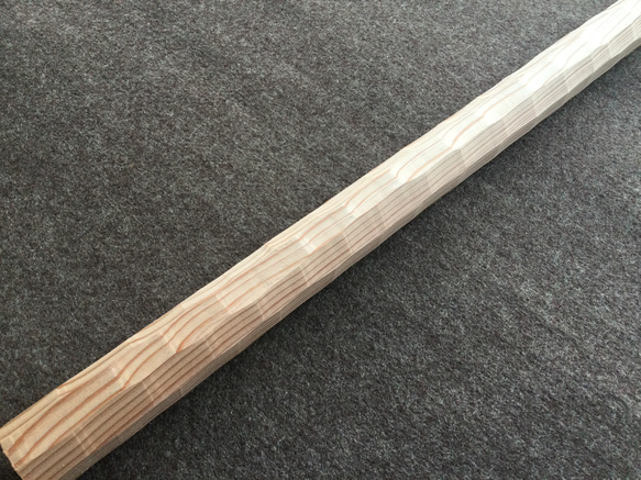 杉の木　ちょうなはつり仕上げ　八角形の手摺り　径38mm 長さ　100cm (長さは160cmまでオプションで変更可能) 