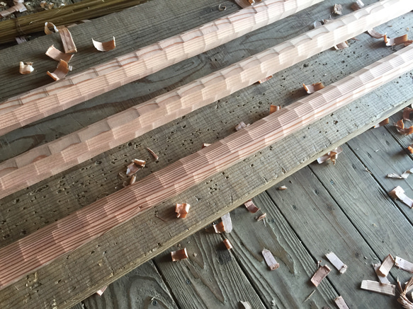 杉の木　ちょうなはつり仕上げ　八角形の手摺り　径38mm 長さ　100cm (長さは160cmまでオプションで変更可能) 