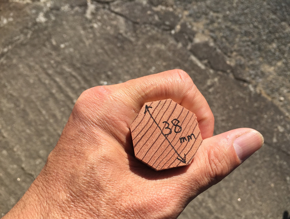 杉の木　ちょうなはつり仕上げ　八角形の手摺り　径38mm 長さ　100cm (長さは160cmまでオプションで変更可能) 