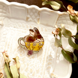 Teacup Rabbit brooch｜うさぎティーカップブローチ〔2023年干支〕 2枚目の画像