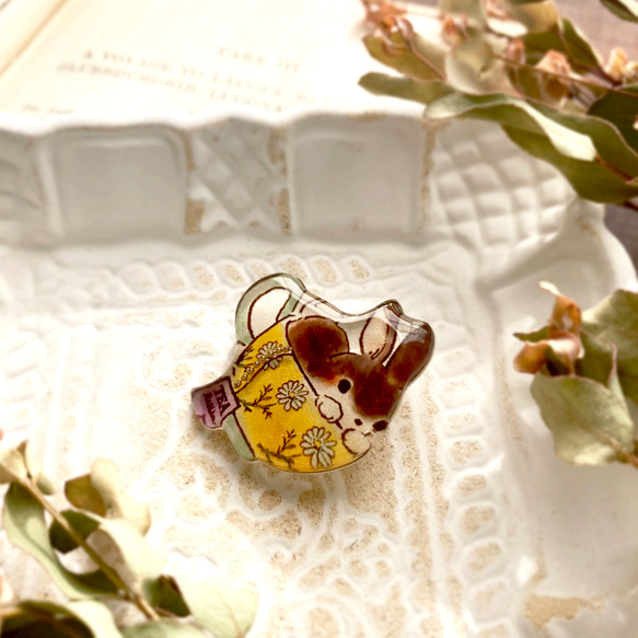 Teacup Rabbit brooch｜うさぎティーカップブローチ〔2023年干支〕 3枚目の画像