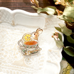 Rabbit & Lemonteacup brooch｜うさぎ＆レモンティーカップブローチ〔2023年干支〕 3枚目の画像