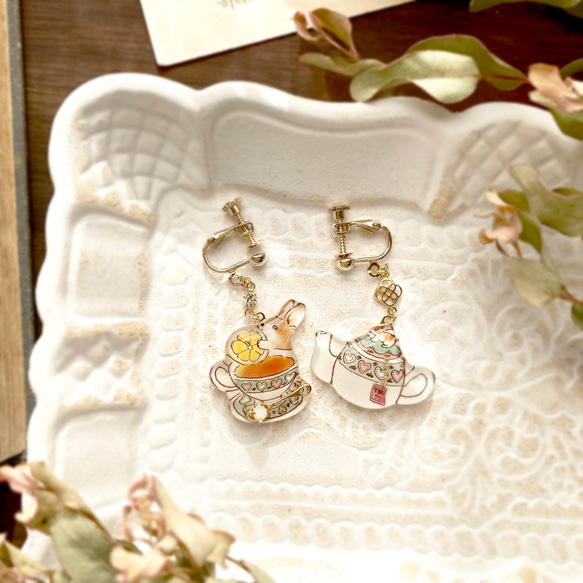 Rabbit Tea earring｜うさぎティーイヤリング・ピアス〔2023年干支・紅茶シリーズ〕 3枚目の画像