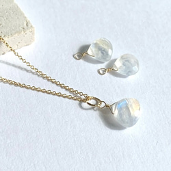 【天然石チャーム】宝石質レインボームーンストーン　14kgf　１個　ハンドメイド素材 2枚目の画像