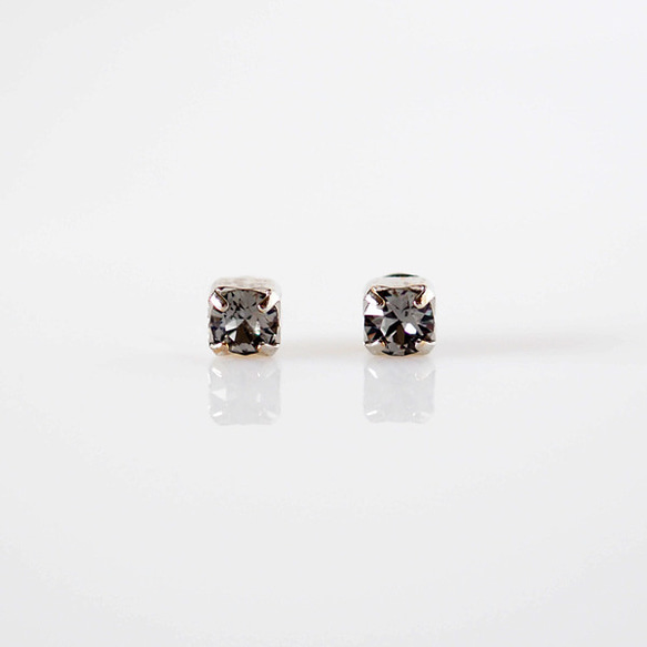 スワロフスキー 3mm ブラックダイヤ 貼るピアス シンプル イヤリング  