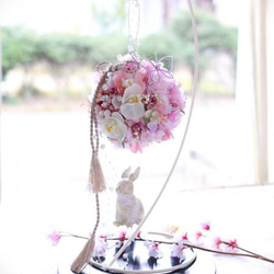 桜と胡蝶蘭の和モダンなボールブーケ　 フライングボール　 17枚目の画像