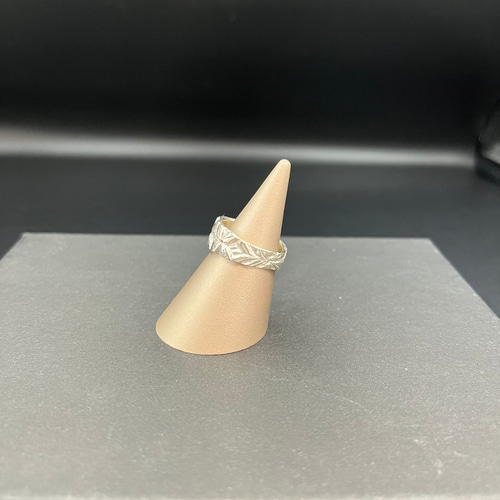 写真はめ込み　花柄デザインの金属製リング PT900プラチナ高級ダイヤリング透かし柄幅広デザイン【33733-1