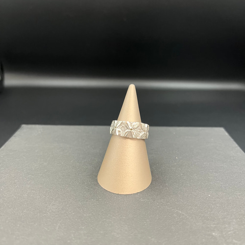 写真はめ込み　花柄デザインの金属製リング PT900プラチナ高級ダイヤリング透かし柄幅広デザイン【33733-1