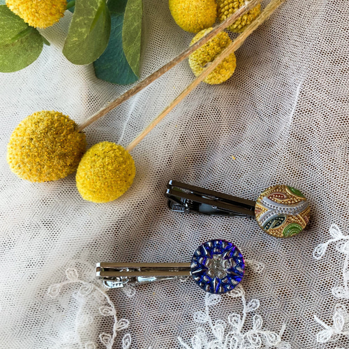 銀刺繍風フラワーのネクタイピン /チェコ ガラスボタン タイピン