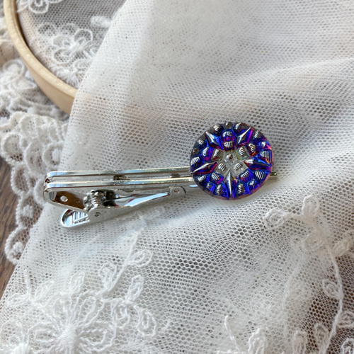 銀刺繍風フラワーのネクタイピン /チェコ ガラスボタン タイピン