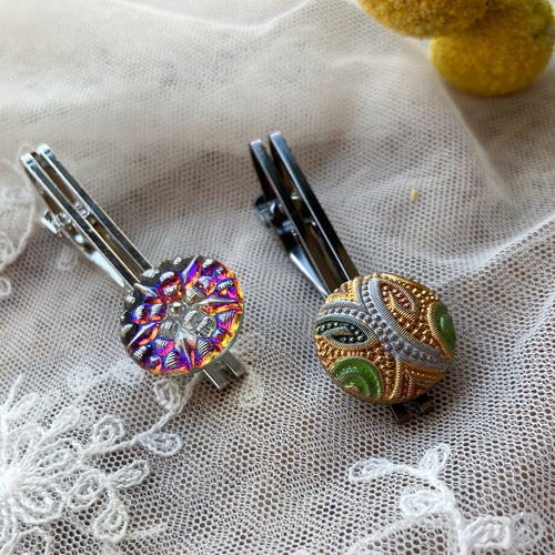 銀刺繍風フラワーのネクタイピン /チェコ ガラスボタン タイピン