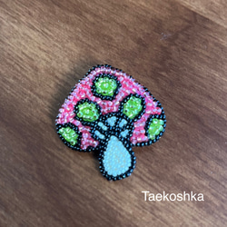 きのこのブローチ　ピンク✖️黄緑　ビーズ刺繡　グリーン 1枚目の画像