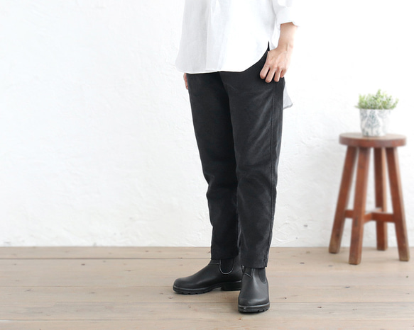 時尚錐形褲，看起來乾淨俐落 秋冬燈芯絨（黑色） PT16。 第1張的照片
