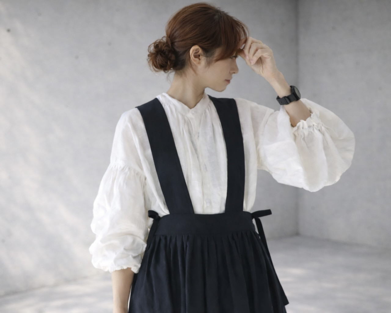 前後2wayリネンジャンパースカート／柔らかなハーフリネンワンピース／サイドリボンデザインエプロンワンピース／ブラック