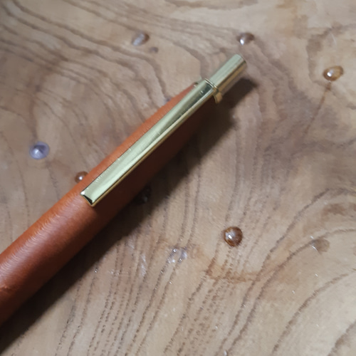 木軸0.5㎜シャーペン/0.7㎜ボールペン 神代桜＆神代欅蜜蝋クリーム仕上げ。 木軸ボールペン】ケヤキ（欅）上杢（特上） / ノック式木製