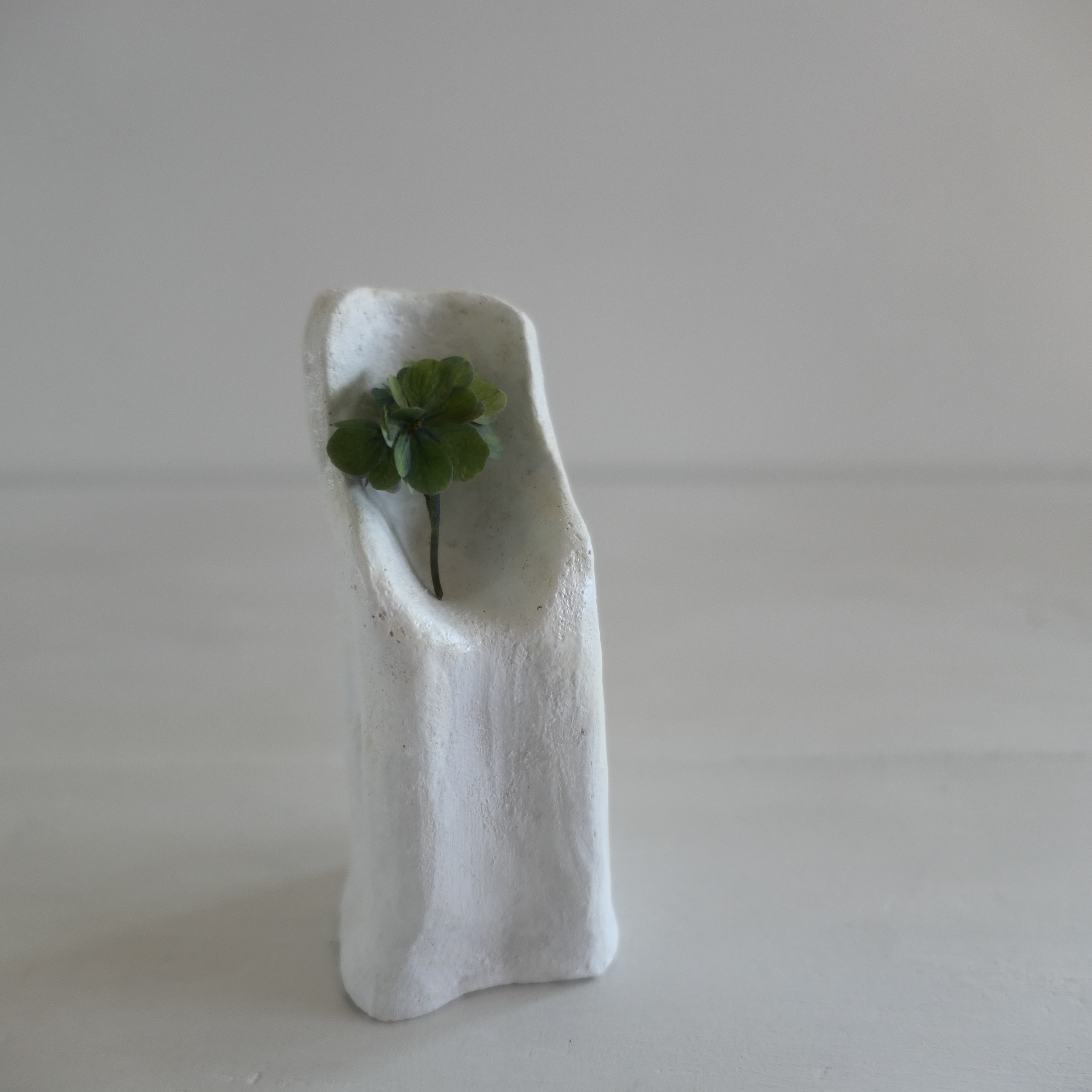 白い陶オブジェ「  se  na    ⅲ 」ディスプレイアート・インテリアアクセサリー・アートピース・彫刻