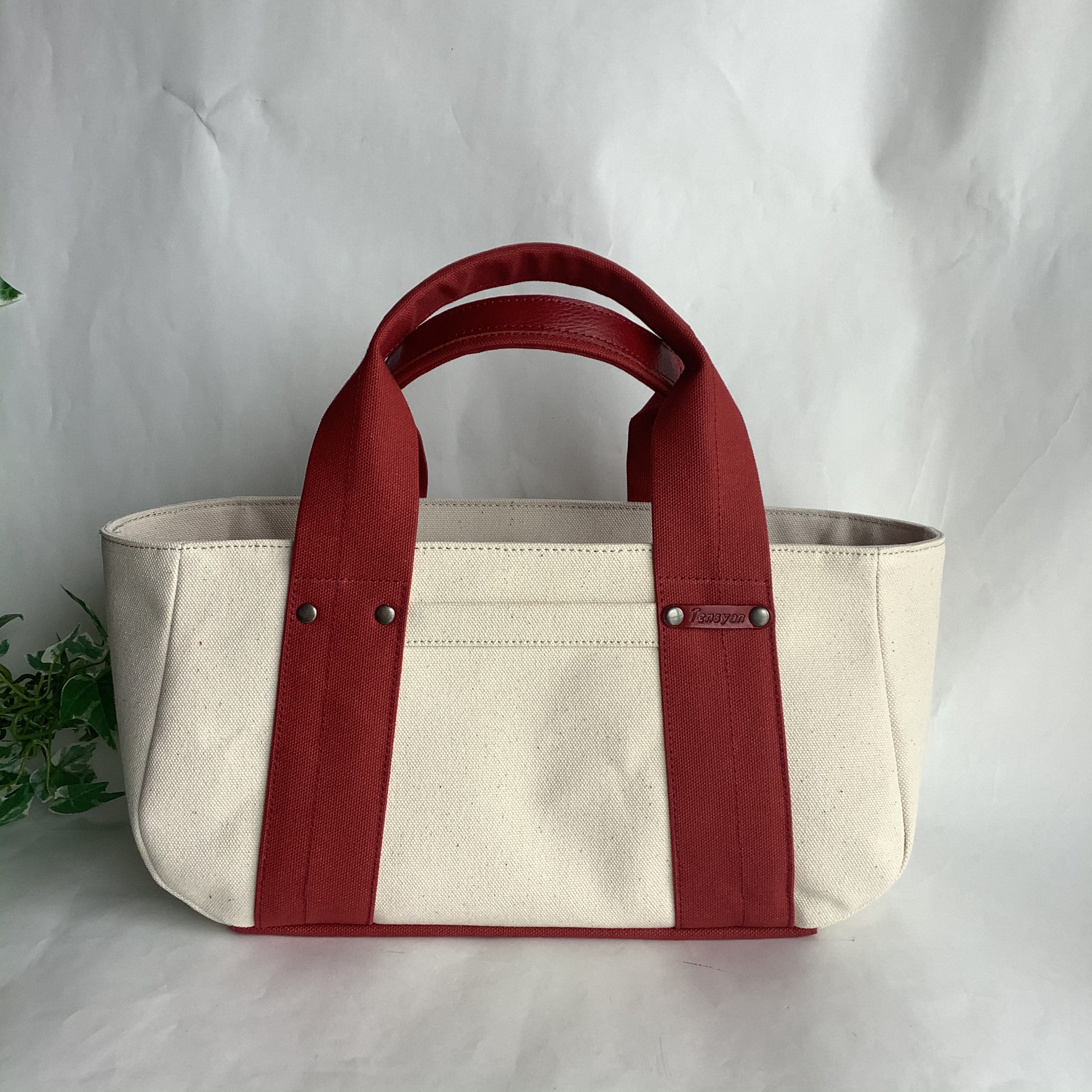 コロンと丸い帆布の横長トート・生成り＋レッド・マチ12 ・ロゴ赤