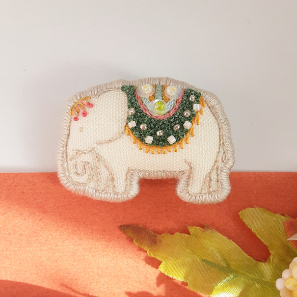 象の刺繍ブローチ＃４ 2枚目の画像