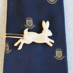 ウサギ木製ネクタイピン 9枚目の画像