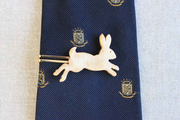 ウサギ木製ネクタイピン 9枚目の画像