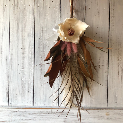 パンパスグラスとマグノリアの吊り下げスワッグ