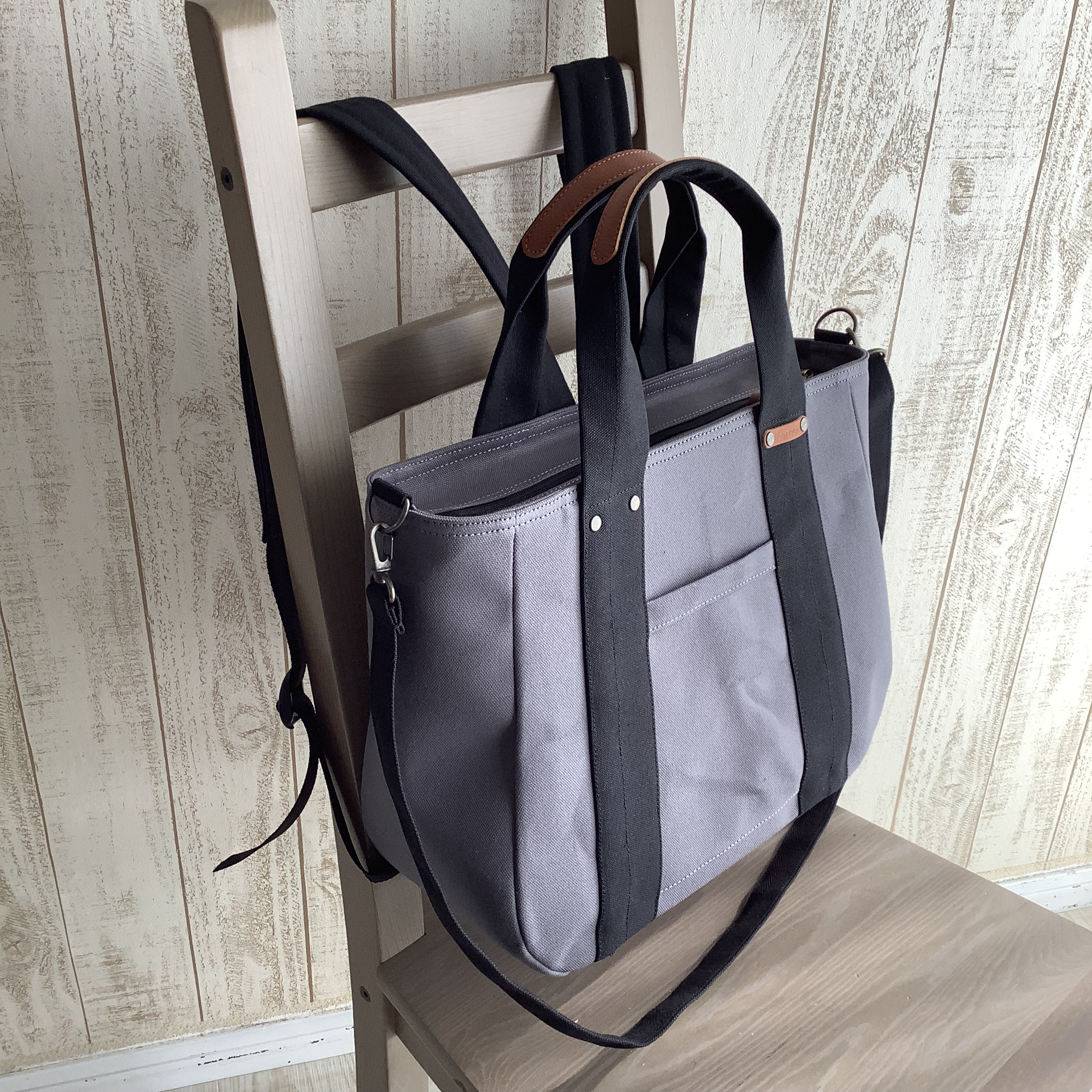 Lサイズ◇大きくしたコロンと丸い帆布のトート・ダークグレー＋ブラック・マチ12・リュックタイプ
