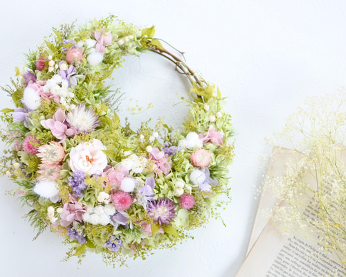 大人ピンク三日月リース25㎝ プリザーブドフラワー グリーン かすみ草