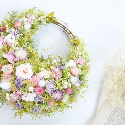 大人ピンク三日月リース25㎝ プリザーブドフラワー グリーン かすみ草