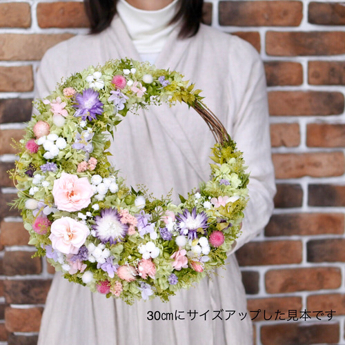 大人ピンク三日月リース25㎝ プリザーブドフラワー グリーン かすみ草