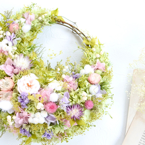 大人ピンク三日月リース25㎝ プリザーブドフラワー グリーン かすみ草