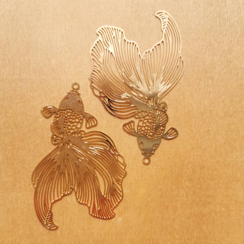 2個入り】チャイナメタルパーツ（金魚・平・49×31㎜）[ゴールド 