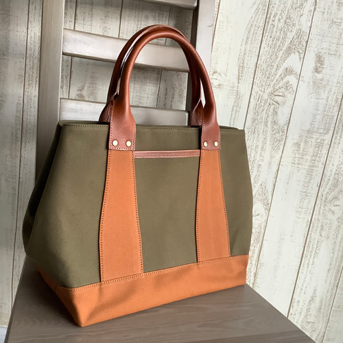 A4◇本革ハンドルの帆布トート◇太いマチで大容量◇カーキグリーンと