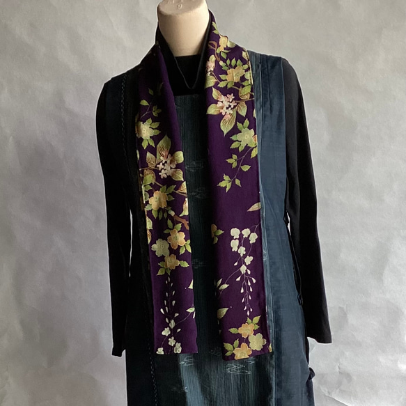濃い紫色地に3種類の花柄の縮緬のスカーフ 2枚目の画像